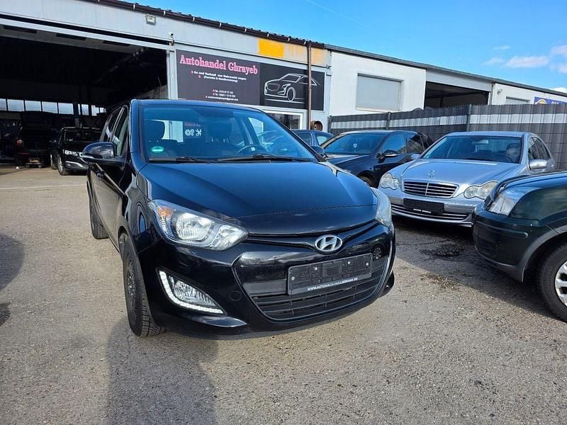 Gebraucht Hyundai i20 Edition 75 PS (55 kW) 2013 Schwarz Kleinwagen