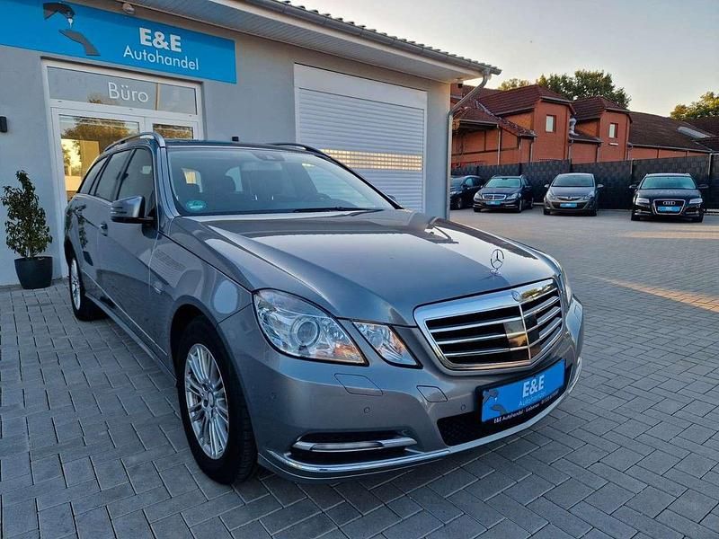 Palladiumsilber Gebraucht 2012 Mercedes E220 Kombi | 14.690 € (Etwas zu teuer) - Bild 1/4