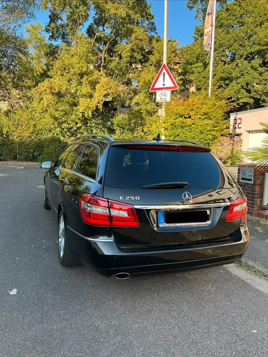 Gebraucht Mercedes E250 Elegance 204 PS (150 kW) 2010 Schwarz Kombi