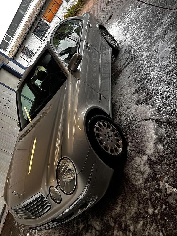 Gebraucht Mercedes E220 150 PS (110 kW) 2002 Silber Limousine