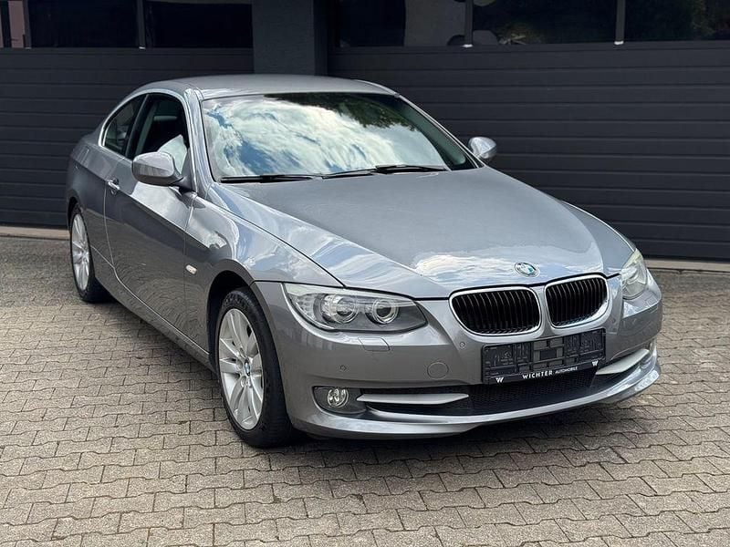 Grau Gebraucht 2010 BMW 320 Sport Line Coupé | 7.990 € (Fairer Preis) - Bild 1/4