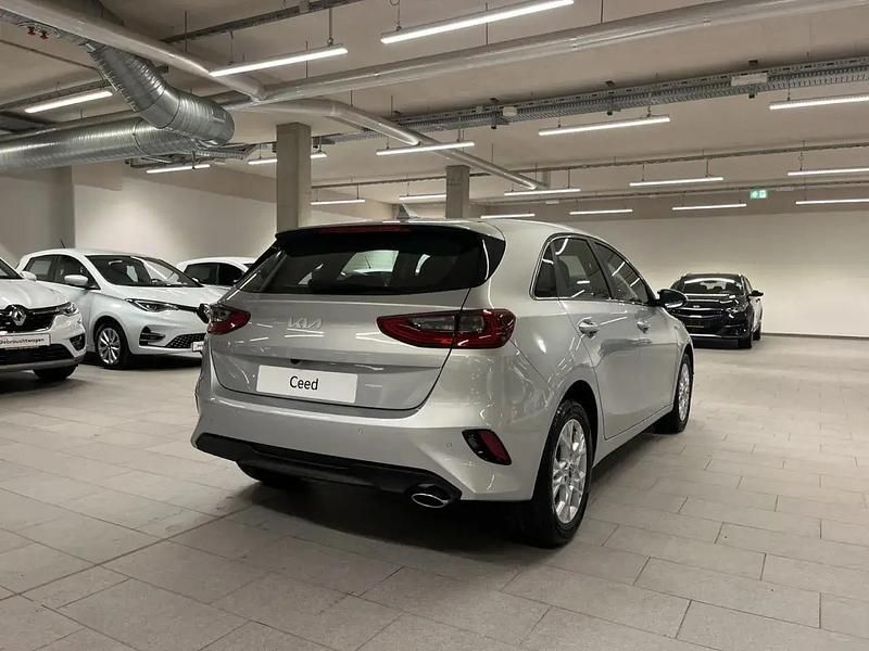Neu Kia Ceed Vision 103 PS (75 kW) 2025 Silber Kleinwagen