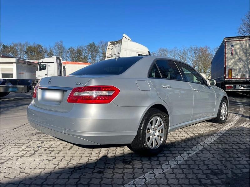 Gebraucht Mercedes E220 170 PS (125 kW) 2009 Silber Limousine