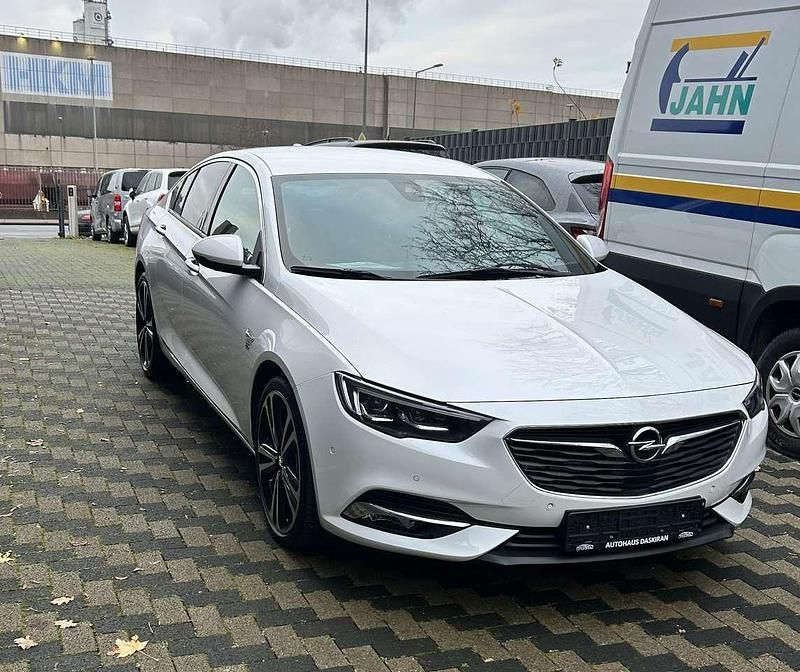 Weiß Gebraucht 2017 Opel Insignia Dynamic Kleinwagen | 19.000 € (Fairer Preis) - Bild 1/4