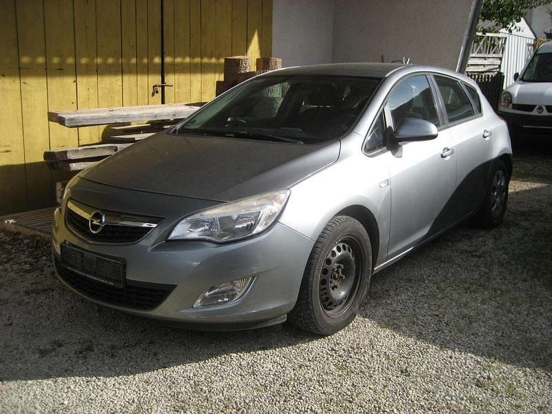 Silber Gebraucht 2010 Opel Astra Edition Limousine | 2.300 € (Fairer Preis) - Bild 1/4