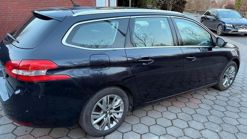 Gebraucht Peugeot 308 120 PS (88 kW) 2018 Blau Kombi