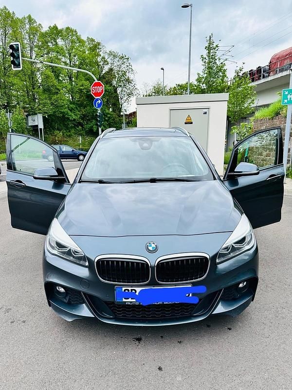 Grau Gebraucht 2017 BMW 218 Gran Tourer Van / Kleinbus | 12.000 € (Fairer Preis) - Bild 1/4