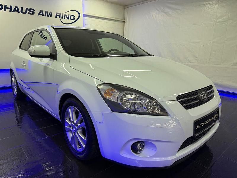 Gebraucht Kia Ceed Spirit 126 PS (92 kW) 2010 Weiß Kleinwagen