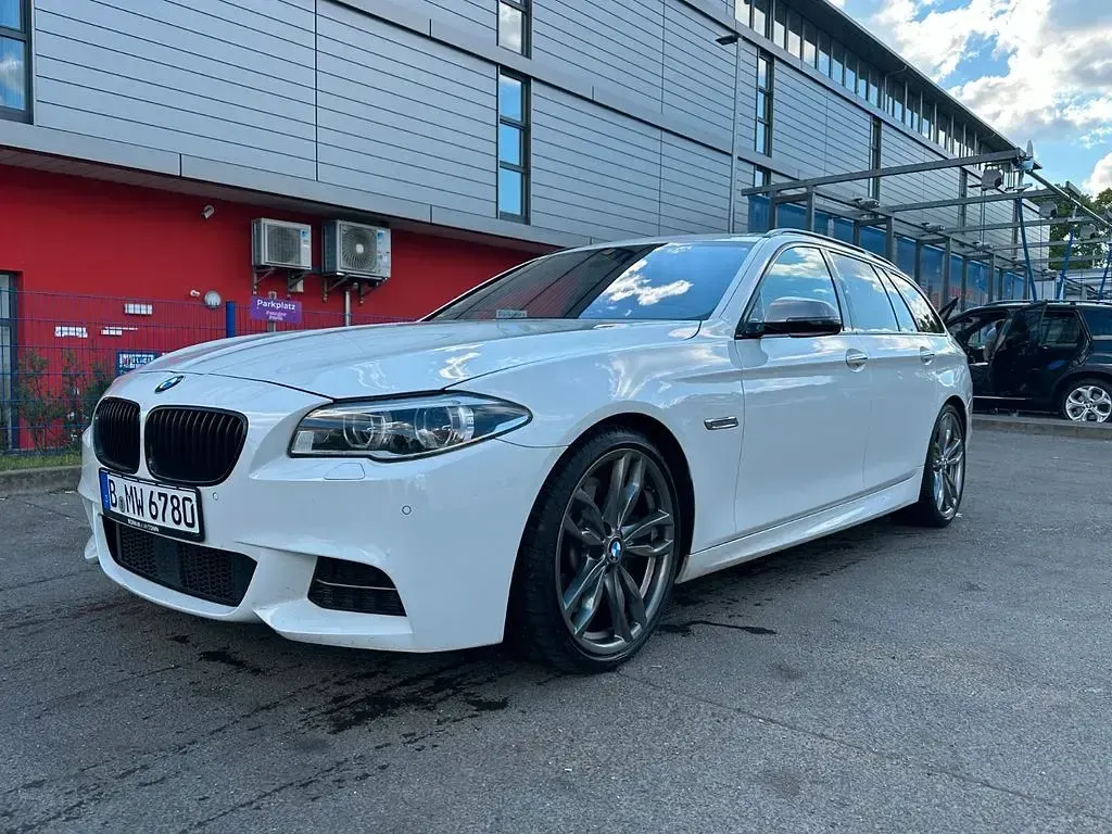 Używany BMW M550 Performance 381 KM (280 kW) 2014 Biały Sedan/Limuzyna