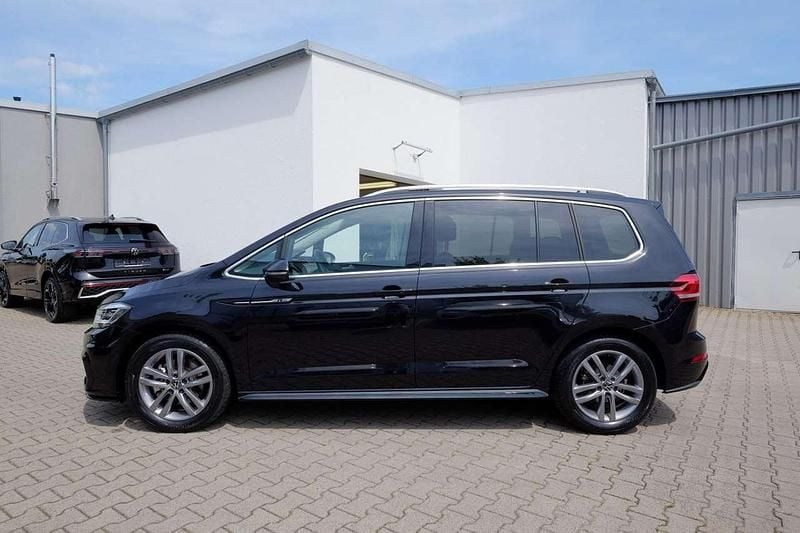 Deep black perleffekt Gebraucht 2024 VW Touran R-line Van / Kleinbus | 31.999 € (Superpreis) - Bild 1/4
