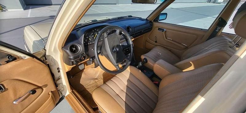 Gebraucht Mercedes E300 86 PS (63 kW) 1981 Beige Limousine