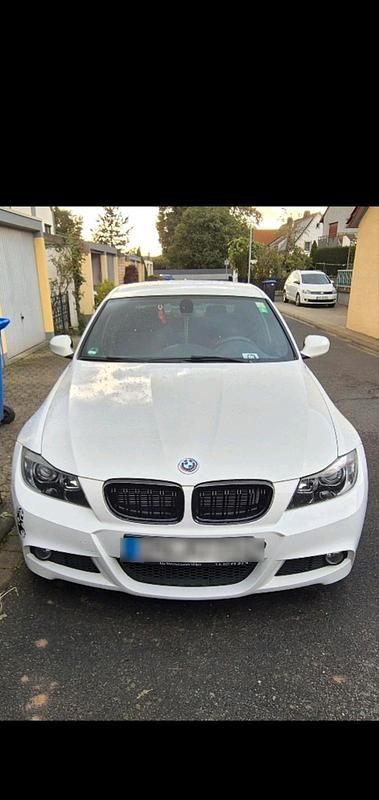 Weiß Gebraucht 2011 BMW 320 M Sport Limousine | 5.300 € (Superpreis) - Bild 1/4