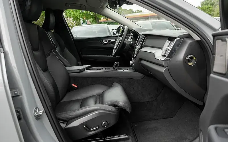 Gebraucht Volvo XC60 Plus 197 PS (144 kW) 2024 Grau SUV