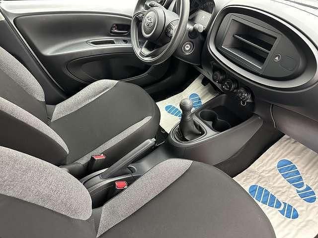 Gebraucht Toyota Verso-S 72 PS (52 kW) 2023 Silber metallic Van / Kleinbus