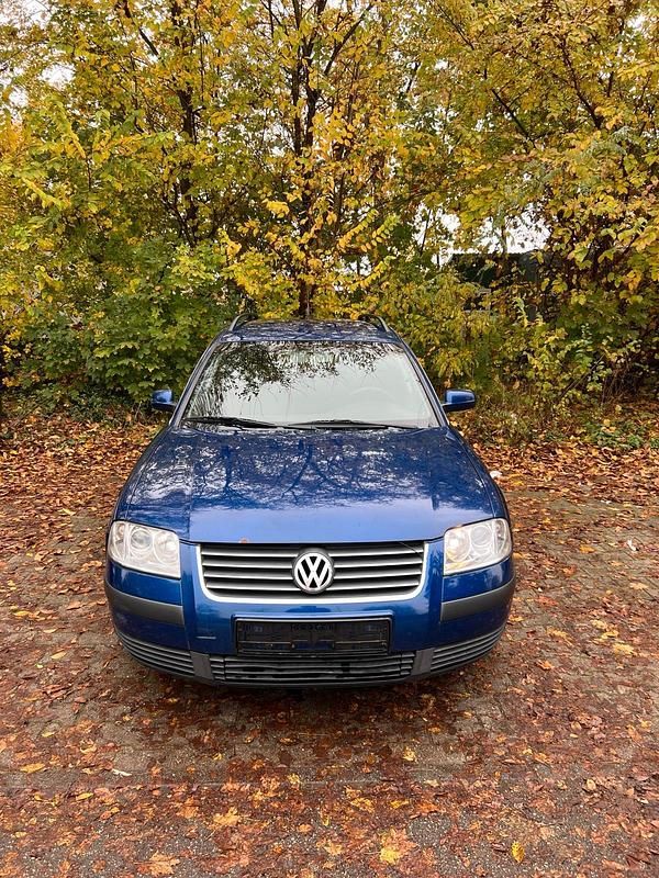Blau Gebraucht 2001 VW Passat Kombi | 950 € (Superpreis) - Bild 1/4
