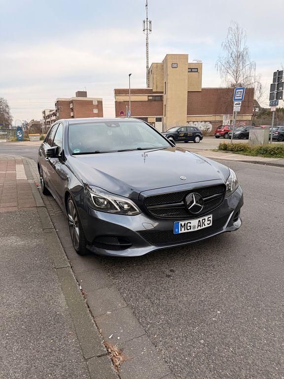 Grau Gebraucht 2013 Mercedes E250 Avantgarde Limousine | 13.190 € (Fairer Preis) - Bild 1/4