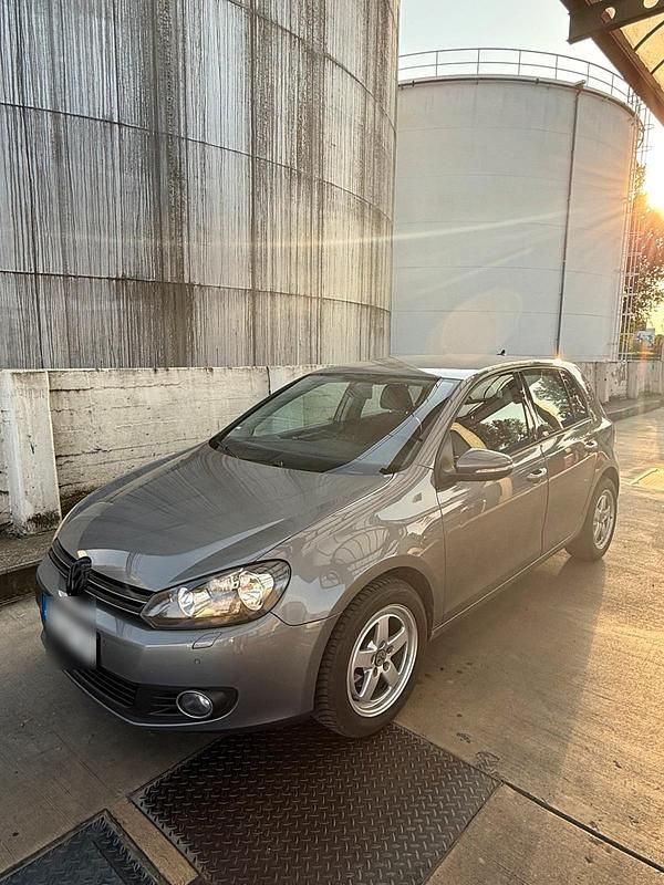 Grau Gebraucht 2011 VW Golf VI Comfortline Limousine | 6.800 € (Teuer) - Bild 1/4