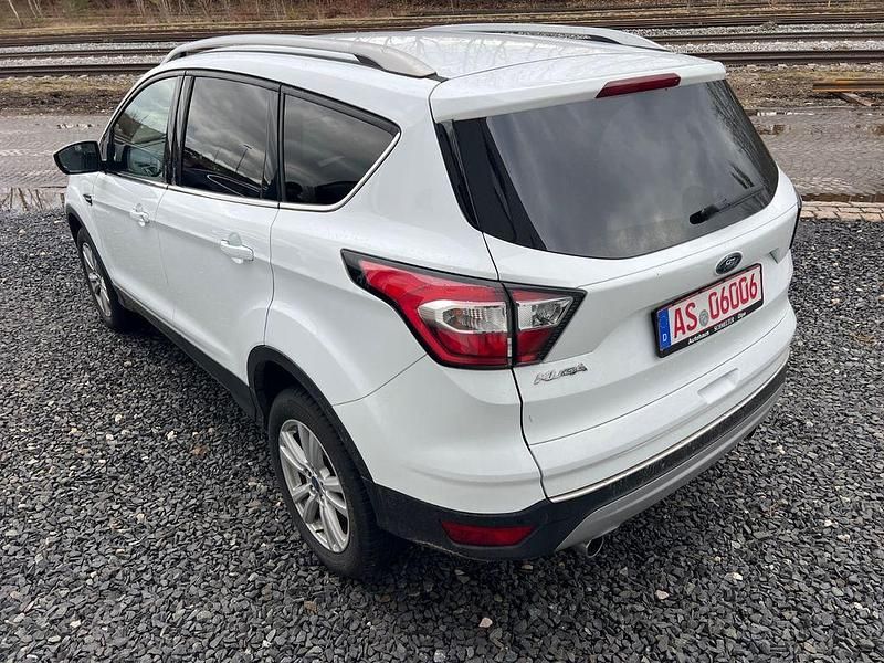 Gebraucht Ford Kuga Titanium 120 PS (88 kW) 2017 Weiß SUV