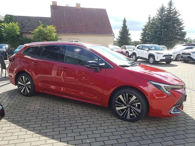Neu Toyota Corolla 140 PS (102 kW) 2025 Karminarot Kombi