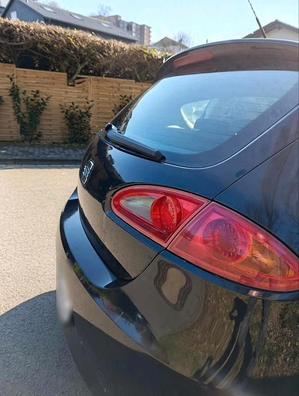 Usata Seat Leon 102 CV (75 kW) 2007 Nero Utilitaria