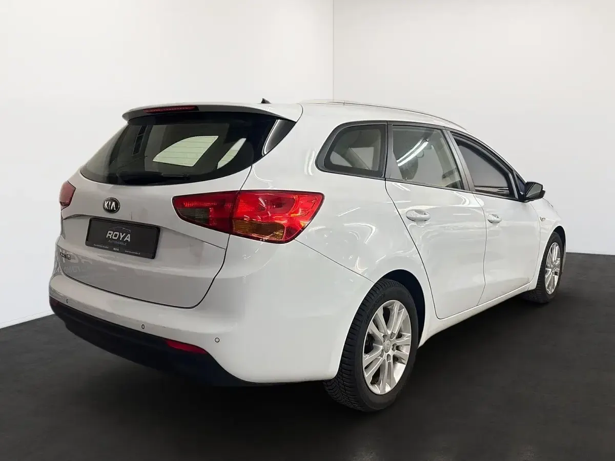 Używany Kia Ceed 99 KM (72 kW) 2013 Biały Hatchback