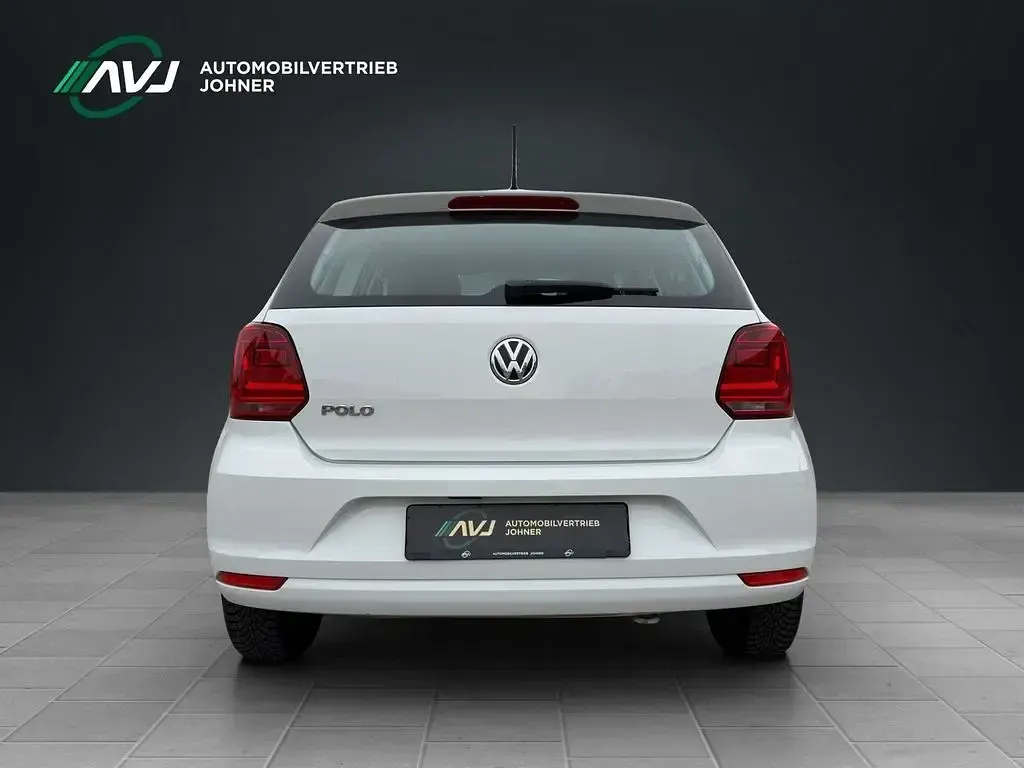Używany VW Polo Trendline 75 KM (55 kW) 2016 Biały Sedan/Limuzyna