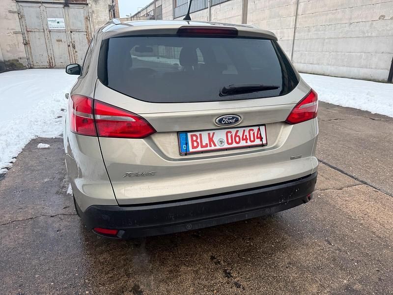 Gebraucht Ford Focus 102 PS (75 kW) 2015 Grau Kombi