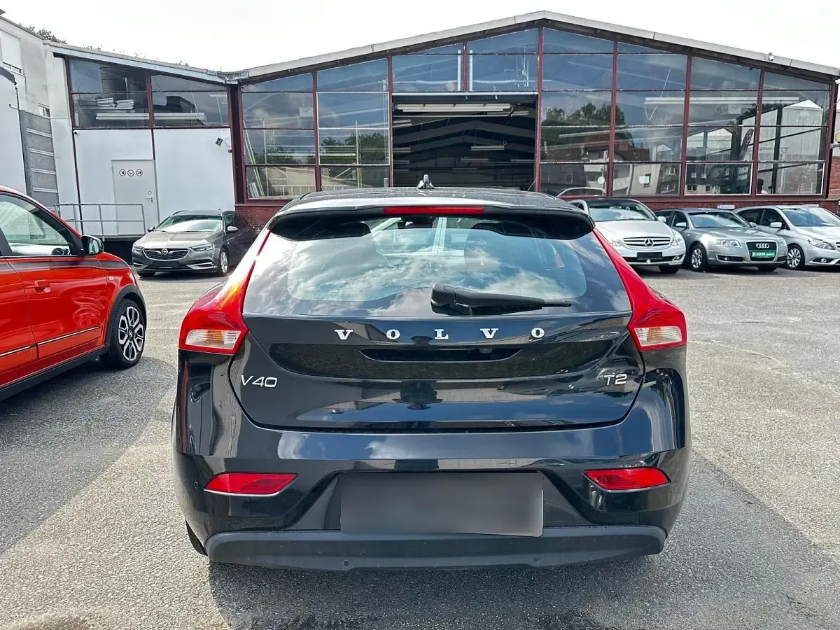 Gebraucht Volvo V40 122 PS (89 kW) 2018 Schwarz Limousine