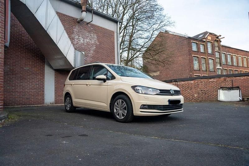 Gelb Gebraucht 2024 VW Touran Van / Kleinbus | 25.390 € (Guter Preis) - Bild 1/4