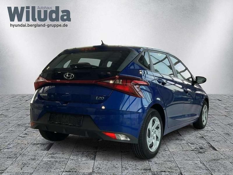 Gebraucht Hyundai i20 Select 84 PS (61 kW) 2022 Intense blue / mic blau Kleinwagen