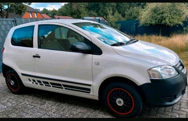 Weiß Gebraucht 2011 VW Fox Kleinwagen | 2.200 € (Fairer Preis) - Bild 1/4