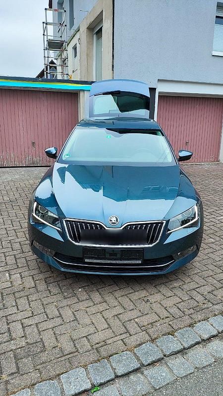Grau Gebraucht 2016 Skoda Superb Style Limousine | 16.500 € (Fairer Preis) - Bild 1/4
