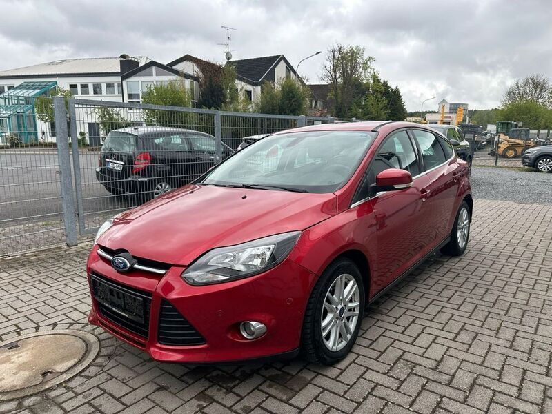 Rot Gebraucht 2012 Ford Focus Titanium Limousine | 5.300 € (Fairer Preis) - Bild 1/4
