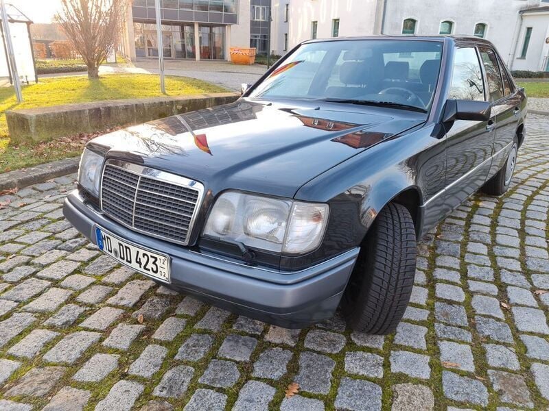 Gebraucht Mercedes E220 150 PS (110 kW) 1994 Schwarz Limousine