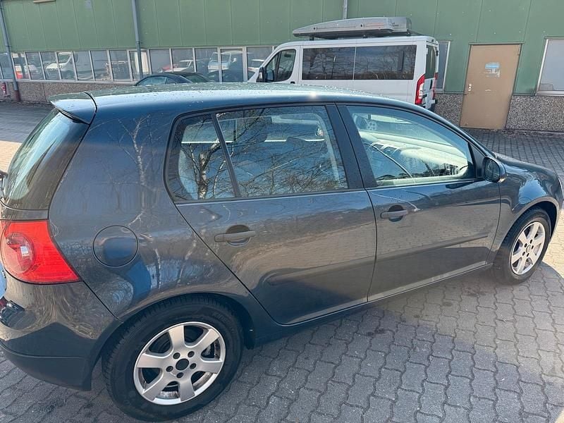 Usata VW Golf V 101 CV (74 kW) 2005 Blu Utilitaria