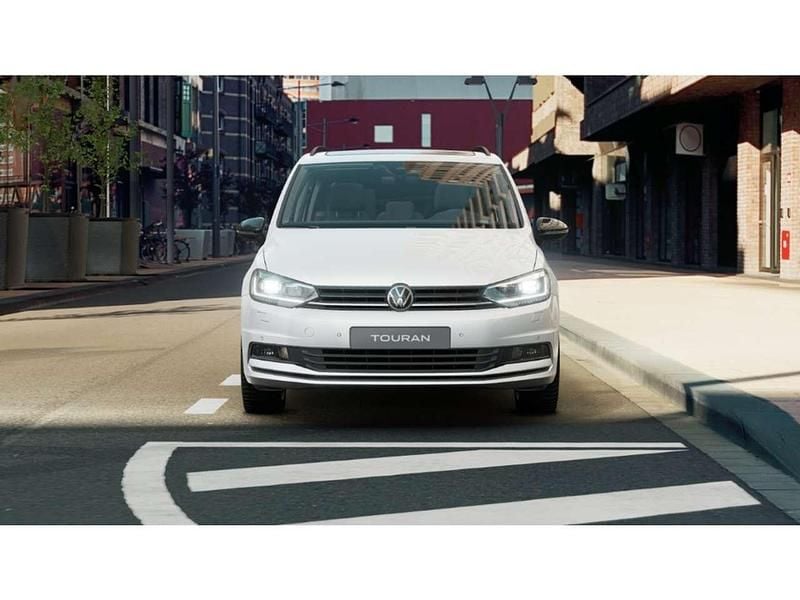Gebraucht VW Touran Highline 150 PS (110 kW) 2025 Weiss Van / Kleinbus