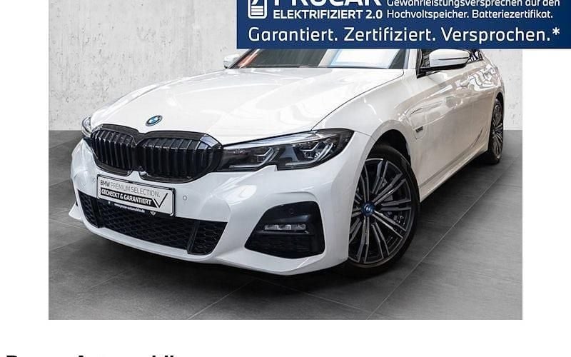 Weiß Gebraucht 2022 BMW 330e M Sport Limousine | 32.880 € (Fairer Preis) - Bild 1/4
