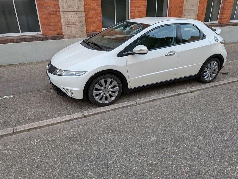 Weiß Gebraucht 2011 Honda Civic Executive Limousine | 7.200 € (Etwas zu teuer) - Bild 1/4