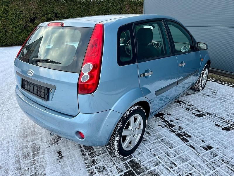 Gebraucht Ford Fiesta 80 PS (58 kW) 2005 Blau Kleinwagen