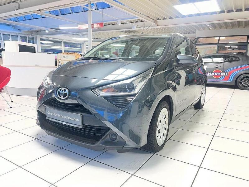 Rauchgrau mica Gebraucht 2019 Toyota Aygo X-play Kleinwagen | 11.450 € (Fairer Preis) - Bild 1/4