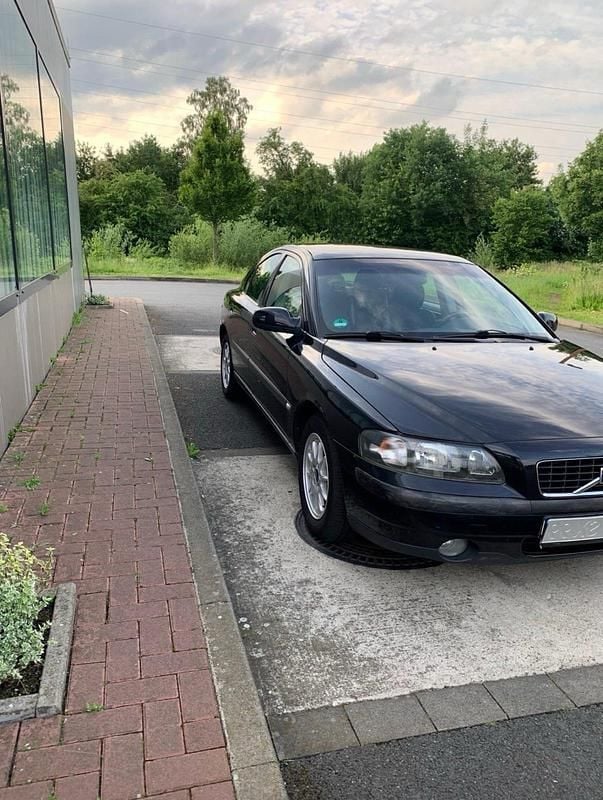 Schwarz Gebraucht 2002 Volvo S60 Limousine | 2.100 € (Fairer Preis) - Bild 1/4