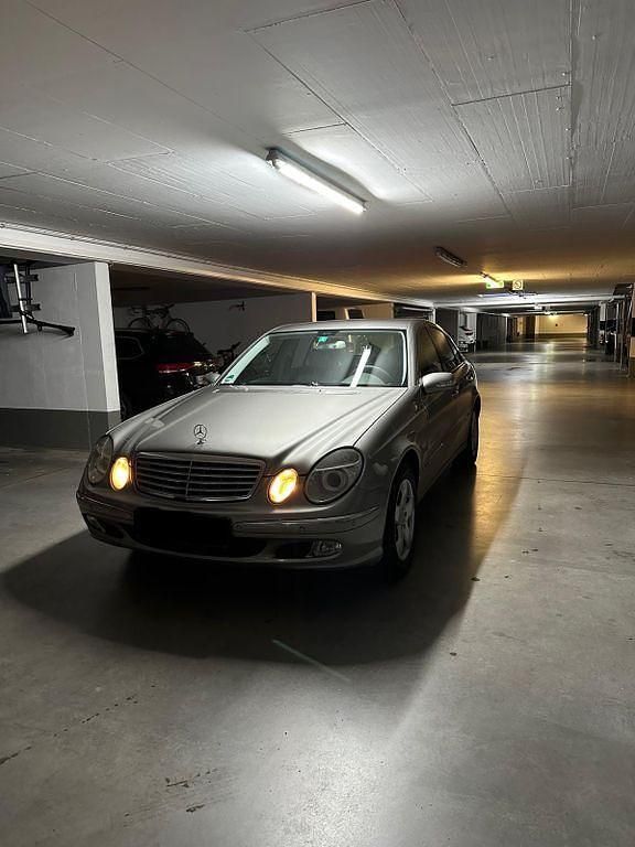 Grau Gebraucht 2003 Mercedes E320 Elegance Limousine | 3.800 € (Guter Preis) - Bild 1/4