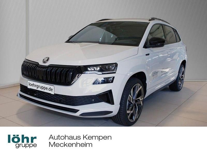 Weiß Gebraucht 2025 Skoda Karoq SportLine SUV | 40.490 € (Teuer) - Bild 1/4