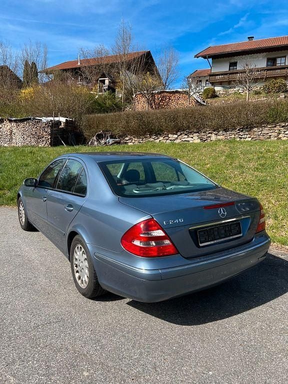 Gebraucht Mercedes E240 177 PS (130 kW) 2024 Blau Limousine