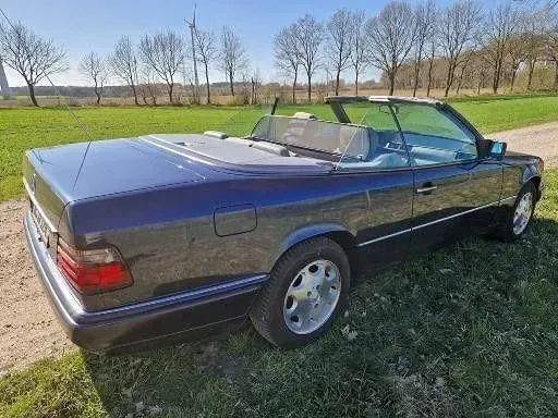 Gebraucht Mercedes E200 136 PS (100 kW) 1996 Blau Cabrio