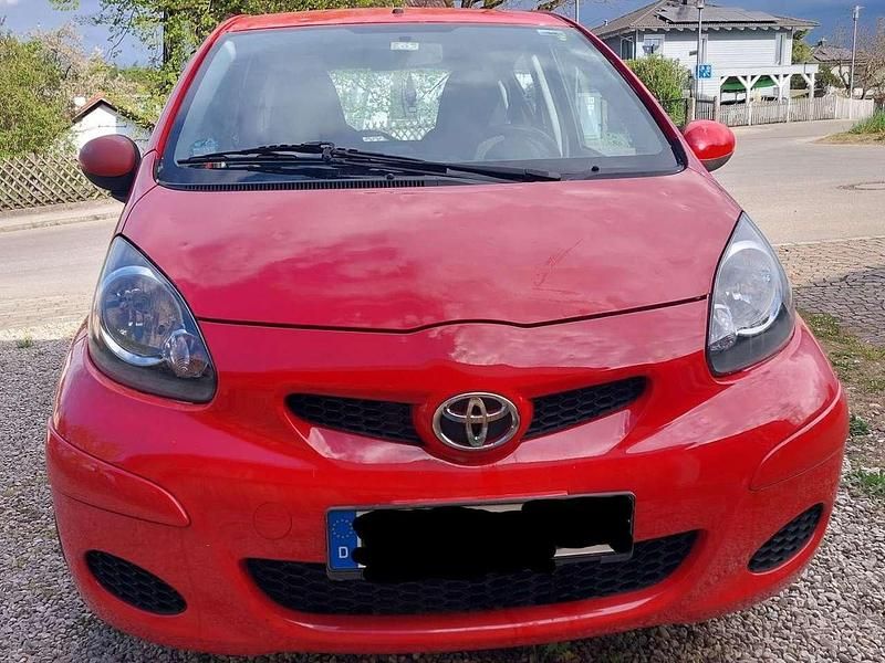 Rot Gebraucht 2010 Toyota Aygo Kleinwagen | 2.000 € (Guter Preis) - Bild 1/3