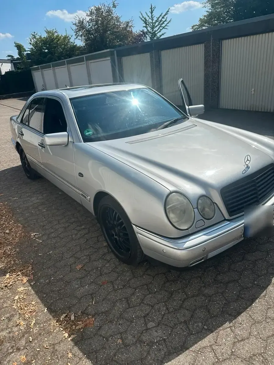 Gebraucht Mercedes E320 224 PS (164 kW) 1999 Silber Limousine
