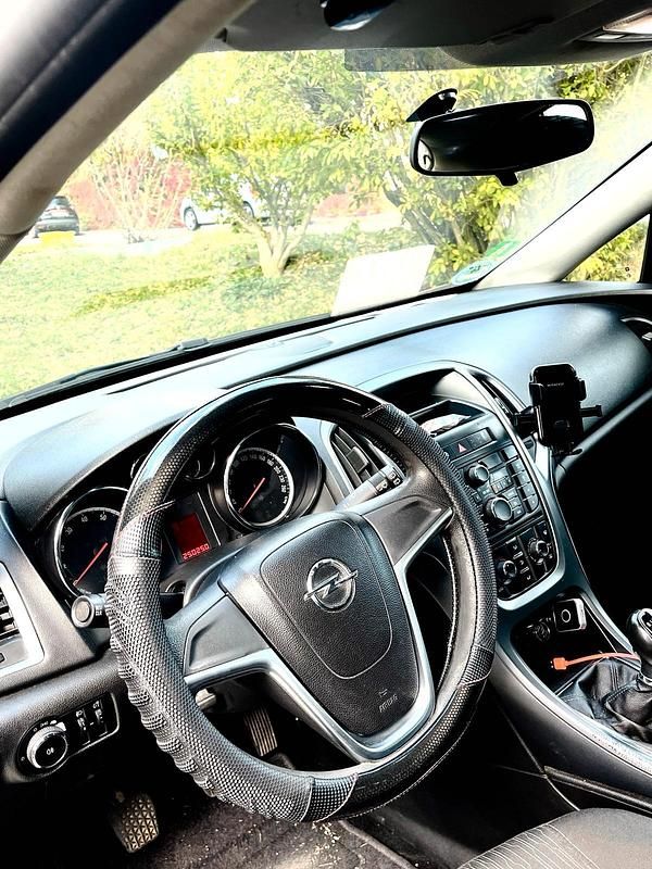 Gebraucht Opel Astra 101 PS (74 kW) 2013 Weiß Kombi