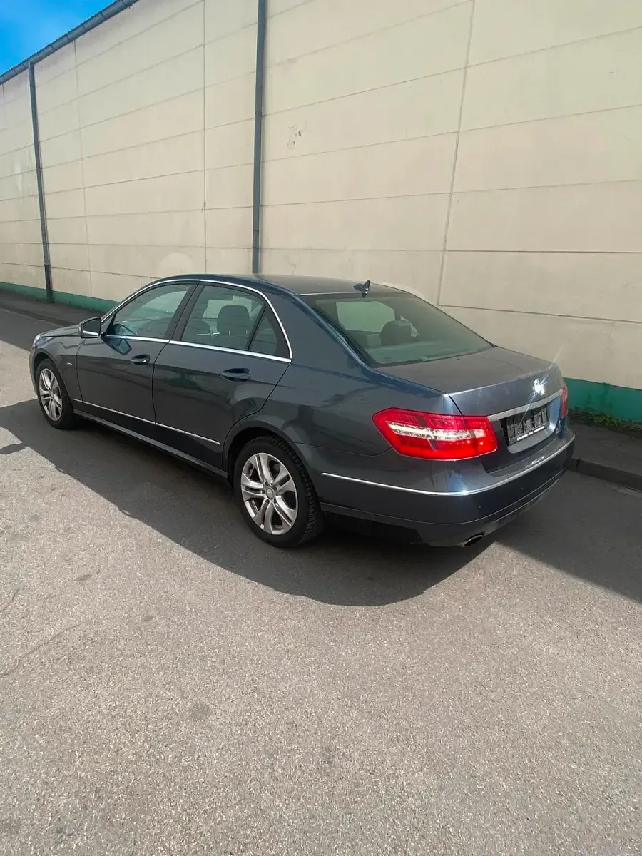 Gebraucht Mercedes E250 204 PS (150 kW) 2010 Blau Limousine