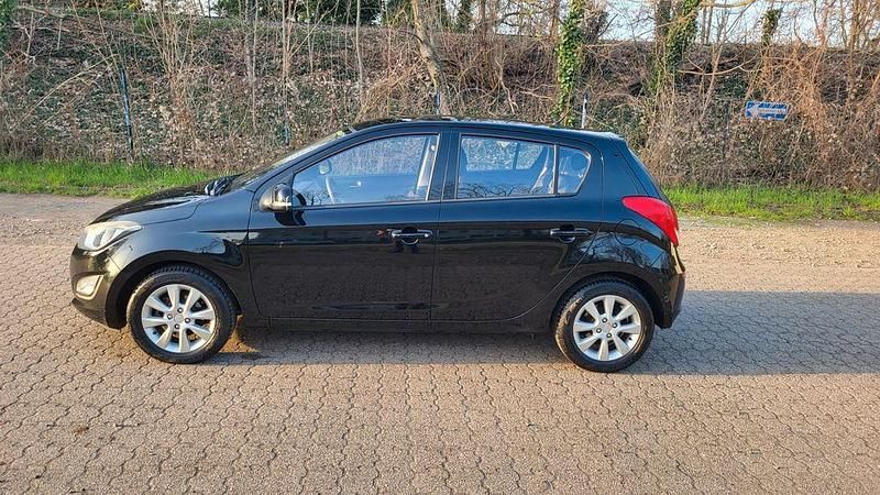 Gebraucht Hyundai i20 Edition 86 PS (63 kW) 2013 Schwarz Kleinwagen